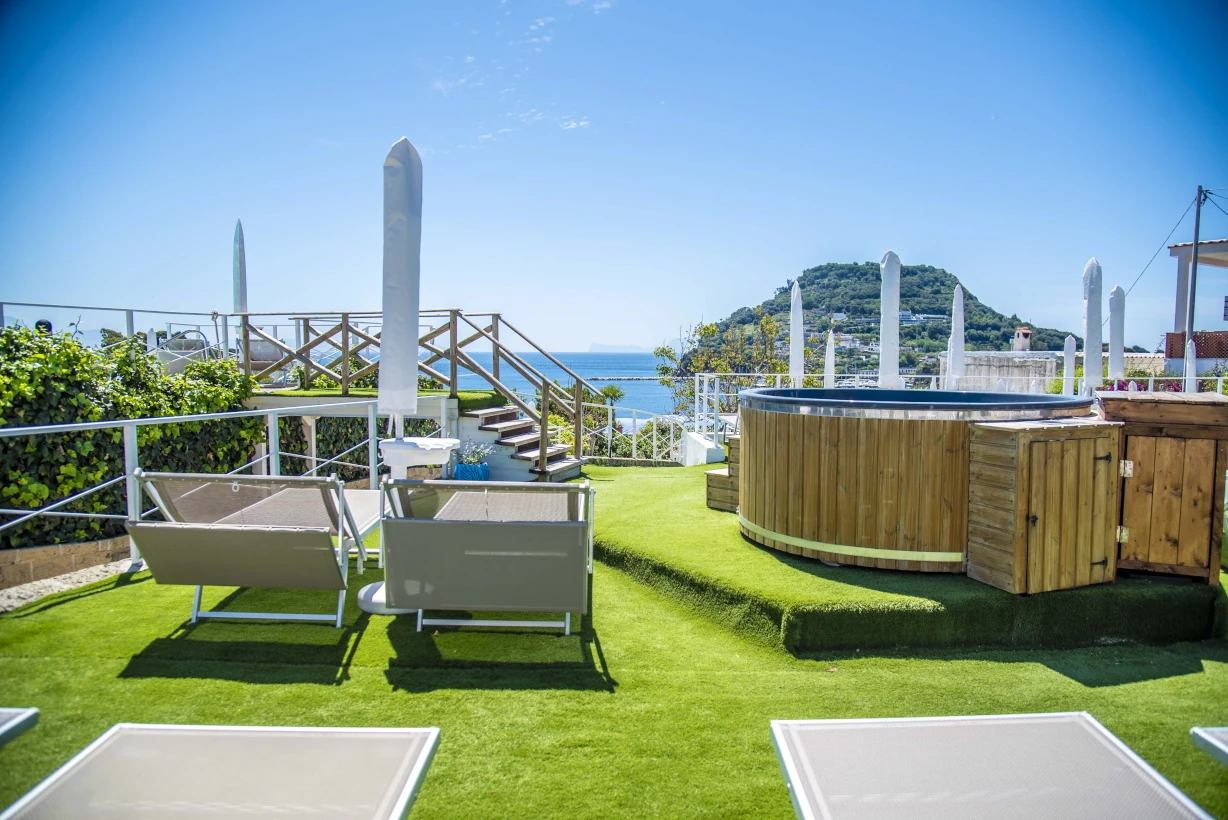 Piscina idromassaggio di Pennadio Rooms con sdraio